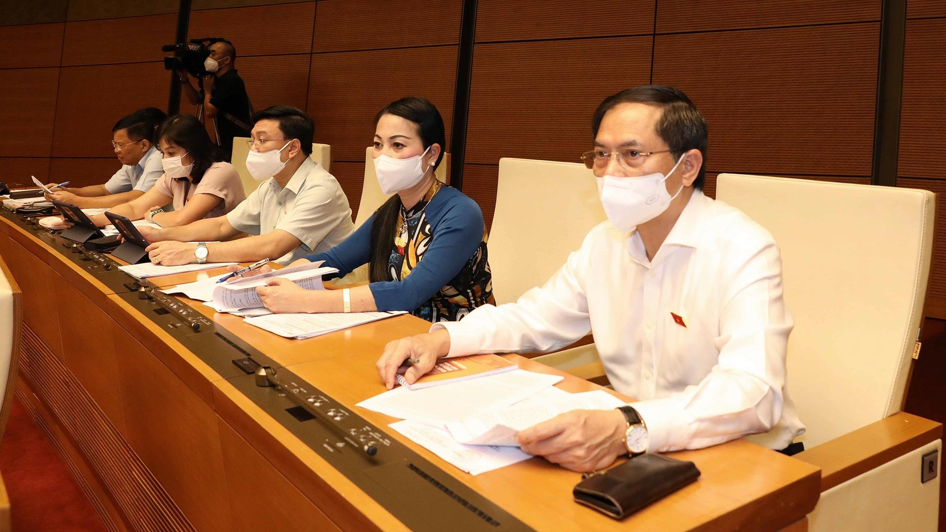 Các đại biểu Quốc hội đoàn Vĩnh Phúc biểu quyết thông qua Nghị quyết về cơ cấu tổ chức của Chính phủ nhiệm kỳ 2021-2026.