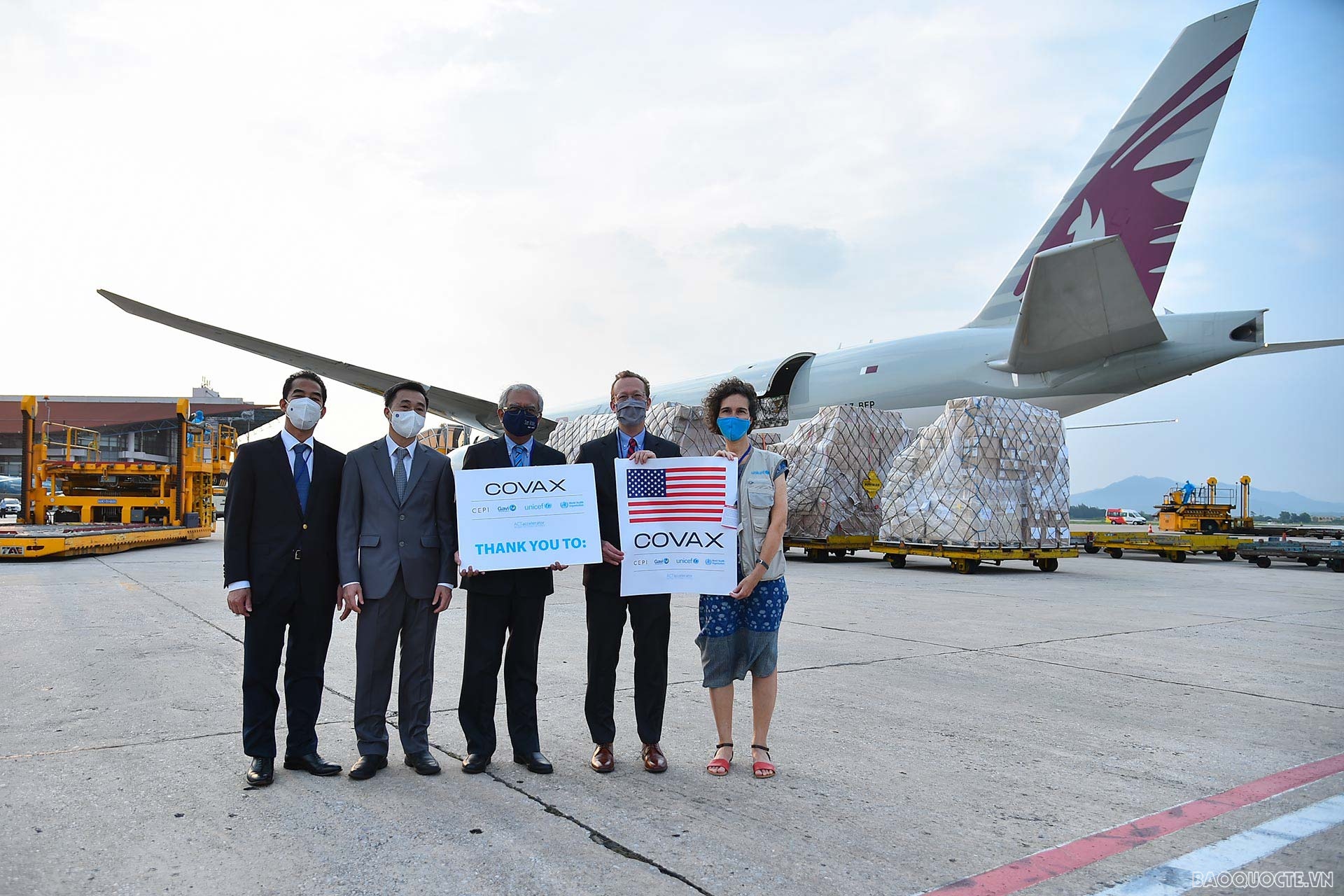 Hơn 1,5 triệu liều vaccine do Hoa Kỳ tài trợ đã về Sân bay Quốc tế Nội Bài Toàn cảnh hơn 1,5 triệu liều vaccine ngừa Covid-19 do Hoa Kỳ tài trợ về Sân bay Quốc tế Nội Bài