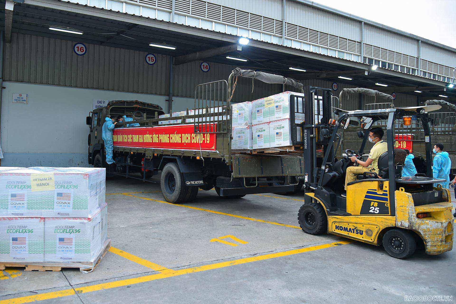 Hơn 1,5 triệu liều vaccine do Hoa Kỳ tài trợ đã về Sân bay Quốc tế Nội Bài Toàn cảnh hơn 1,5 triệu liều vaccine ngừa Covid-19 do Hoa Kỳ tài trợ về Sân bay Quốc tế Nội Bài