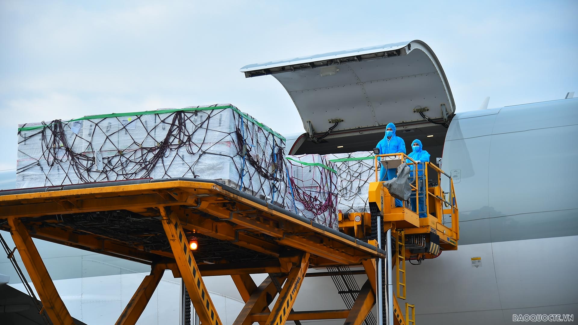 Hơn 1,5 triệu liều vaccine do Hoa Kỳ tài trợ đã về Sân bay Quốc tế Nội Bài Toàn cảnh hơn 1,5 triệu liều vaccine ngừa Covid-19 do Hoa Kỳ tài trợ về Sân bay Quốc tế Nội Bài