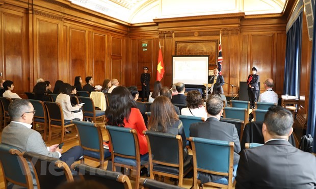 Đại sứ Nguyễn Hoàng Long phát biểu khai mạc sự kiện Gặp gỡ Việt Nam tại thành phố Nottingham. (Ảnh: Đình Thư/Vietnam+)