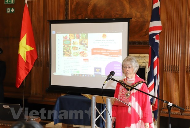 Bà Wendy Smith, Thị trưởng thành phố Nottingham, phát biểu tại sự kiện Gặp gỡ Việt Nam. (Ảnh: Đình Thư/Vietnam+)
