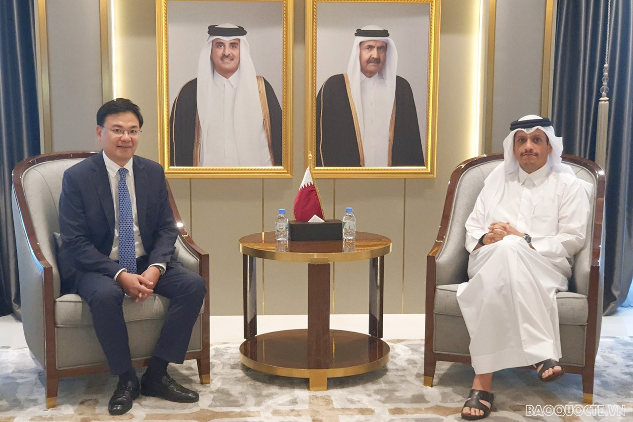 Phó Thủ tướng, Bộ trưởng Ngoại giao Qatar Sheikh Mohammed bin Abdulrahman Al-Thani tiếp xã giao Thứ trưởng Ngoại giao Phạm Quang Hiệu.