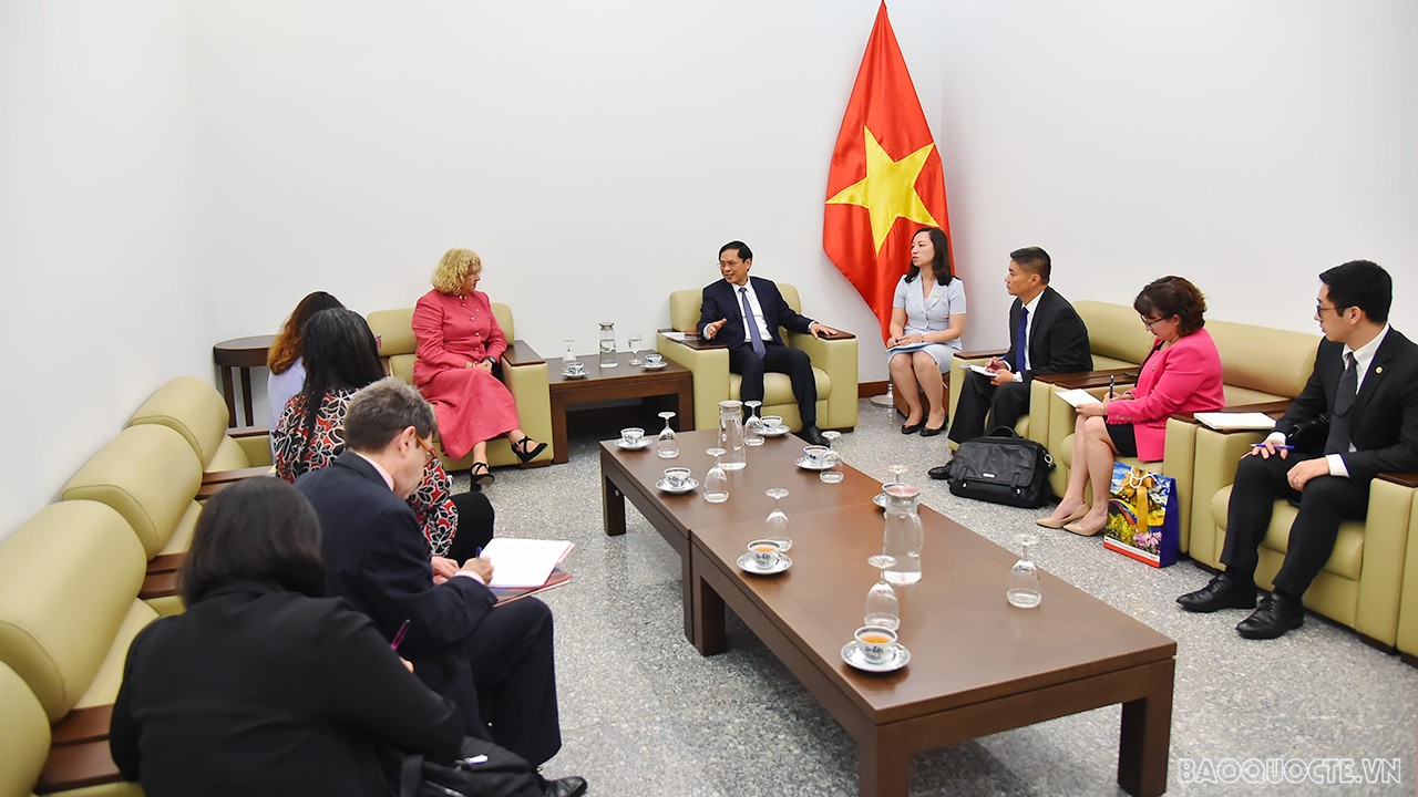 Bộ trưởng Bùi Thanh Sơn tiếp xã giao Thứ trưởng Ngoại giao Venezuela Capaya Rodriguez