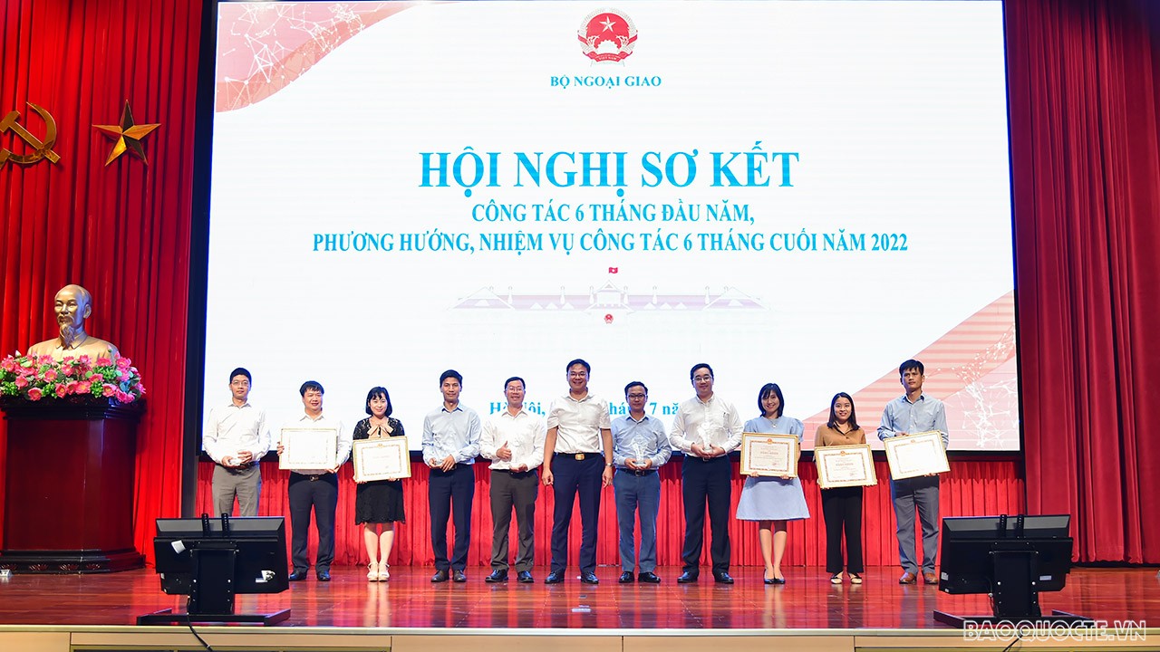 Thứ trưởng Ngoại giao Phạm Quang Hiệu trao tặng Bằng khen của Bộ trưởng Ngoại giao cho các tập thể, cá nhân và công nhận danh hiệu điển hình tiên tiến Bộ Ngoại giao năm 2021. (Ảnh: Tuấn Anh)