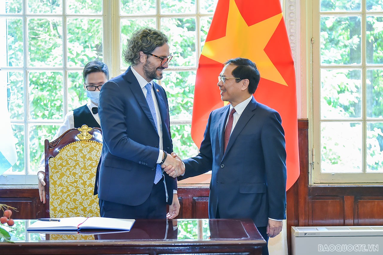 Bộ trưởng Ngoại giao Bùi Thanh Sơn đón và hội đàm với Bộ trưởng Ngoại giao Argentina Santiago Andres Cafiero