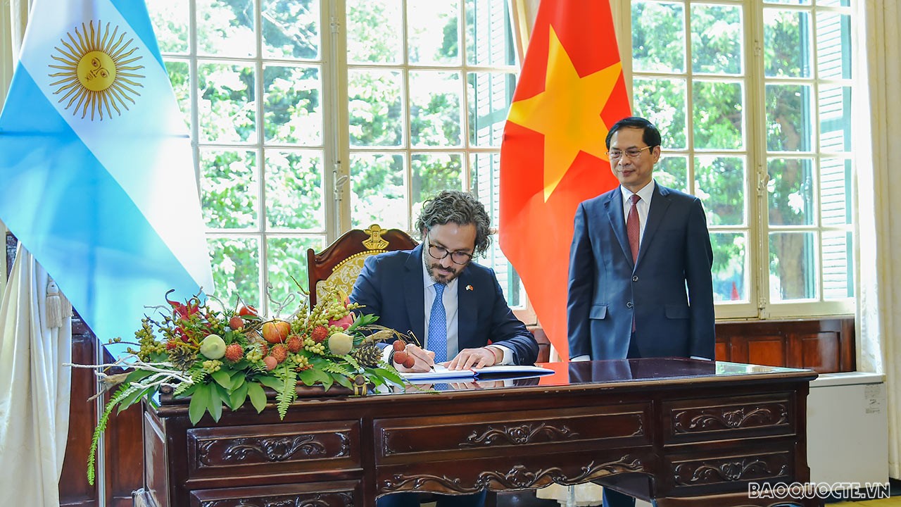 Bộ trưởng Ngoại giao Bùi Thanh Sơn đón và hội đàm với Bộ trưởng Ngoại giao Argentina Santiago Andres Cafiero