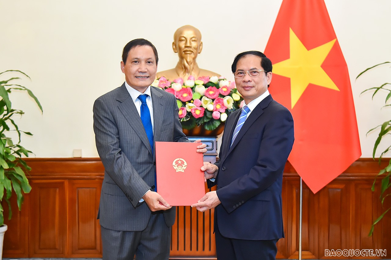 Bộ trưởng Ngoại giao Bùi Thanh Sơn trao quyết định bổ nhiệm lãnh đạo cấp Vụ