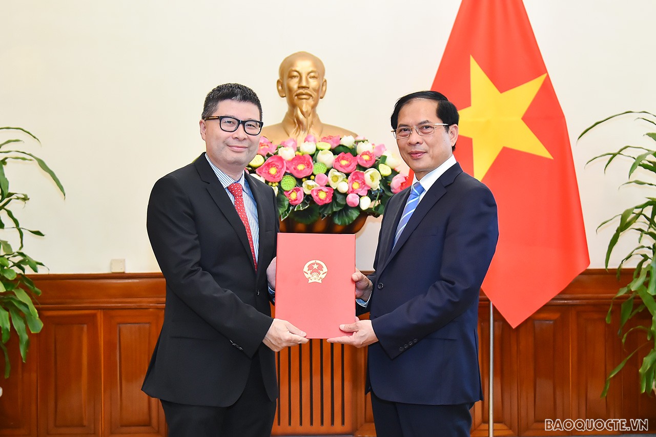 Bộ trưởng Ngoại giao Bùi Thanh Sơn trao quyết định bổ nhiệm lãnh đạo cấp Vụ