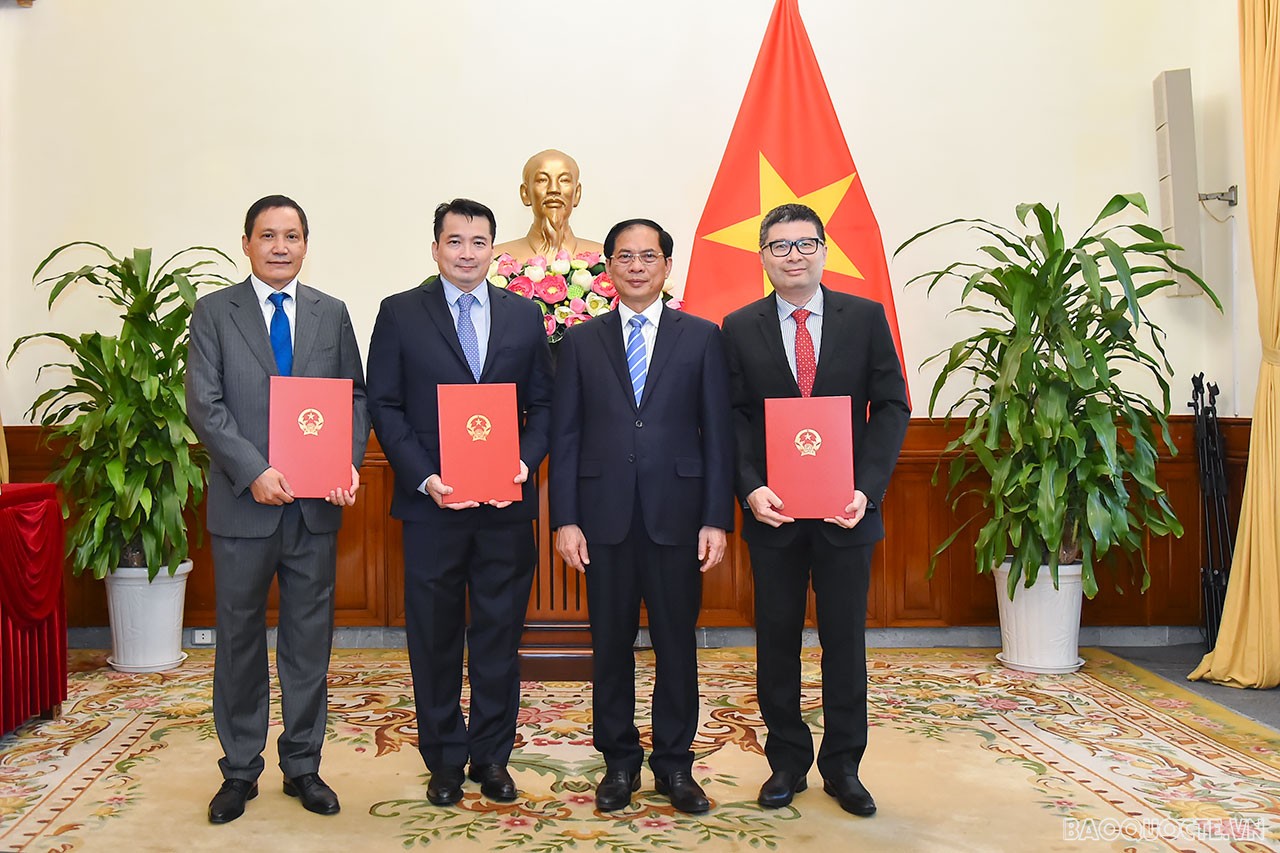 Bộ trưởng Ngoại giao Bùi Thanh Sơn trao quyết định bổ nhiệm lãnh đạo cấp Vụ