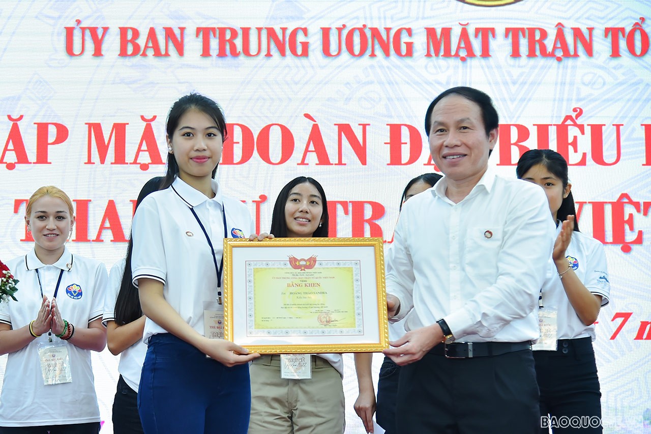 Phó Chủ tịch, Tổng Thư ký Lê Tiến Châu trao bằng khen cho các học sinh, sinh viên có thành tích xuất sắc. (Ảnh: Anh Sơn)