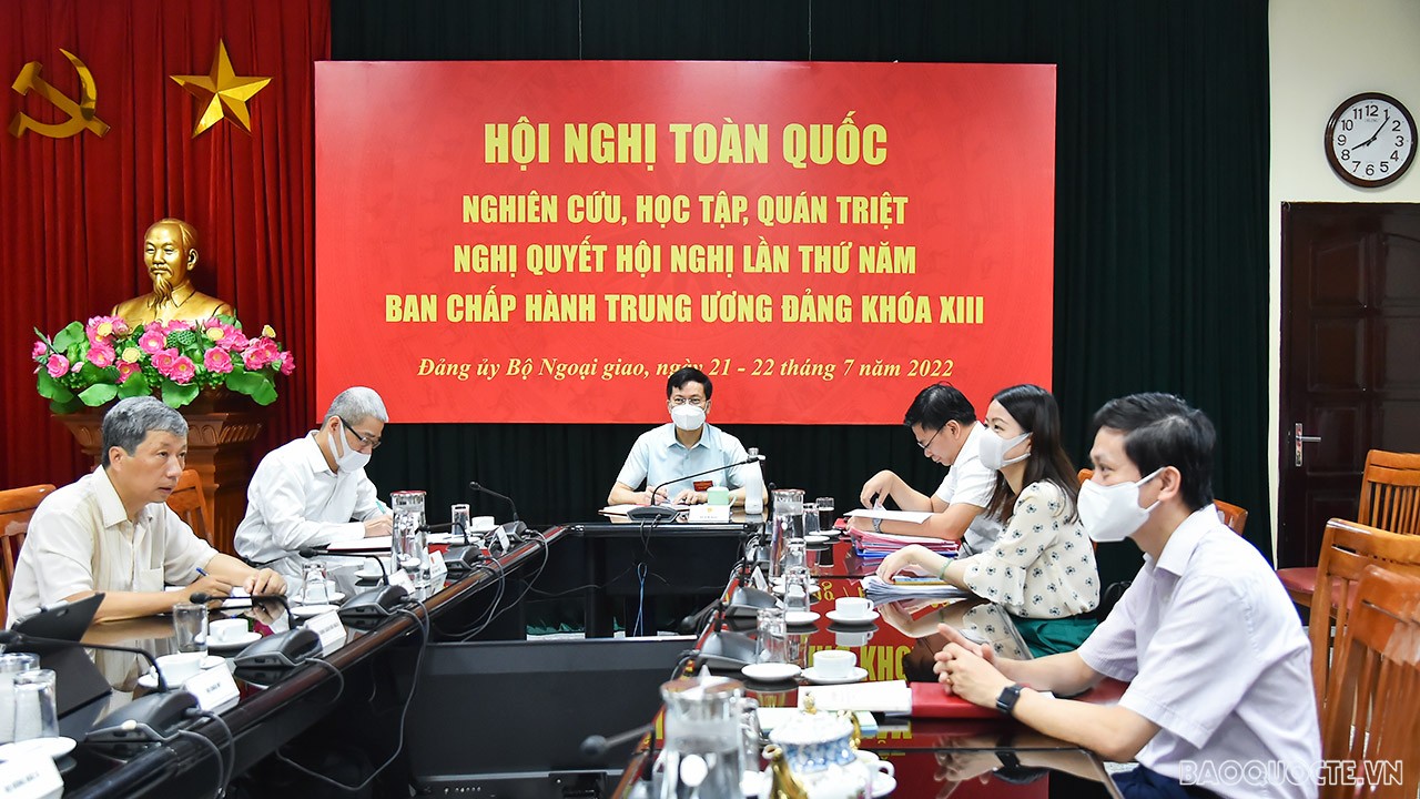 Đảng ủy Bộ Ngoại giao tổ chức Hội nghị trực tuyến kết nối với Hội nghị toàn quốc quán triệt Nghị quyết Hội nghị Trung ương 5, khóa XIII Đảng ủy Bộ Ngoại giao tổ chức Hội nghị trực tuyến kết nối với Hội nghị toàn quốc quán triệt Nghị quyết Hội nghị Trung ương 5, khóa XIII