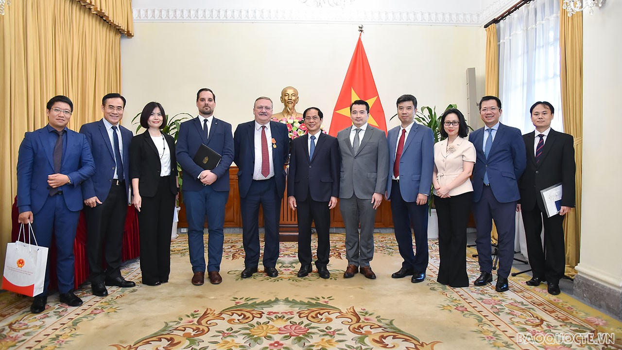 Chiều ngày 27/7, tại Trụ sở Bộ Ngoại giao, thừa ủy quyền của Chủ tịch nước Nguyễn Xuân Phúc, Bộ trưởng Ngoại giao Bùi Thanh Sơn đã trao tặng Huân chương Hữu nghị cho ông Ory Csaba, Đại sứ Hungary tại Việt Nam.(Ảnh: Tuấn Anh)