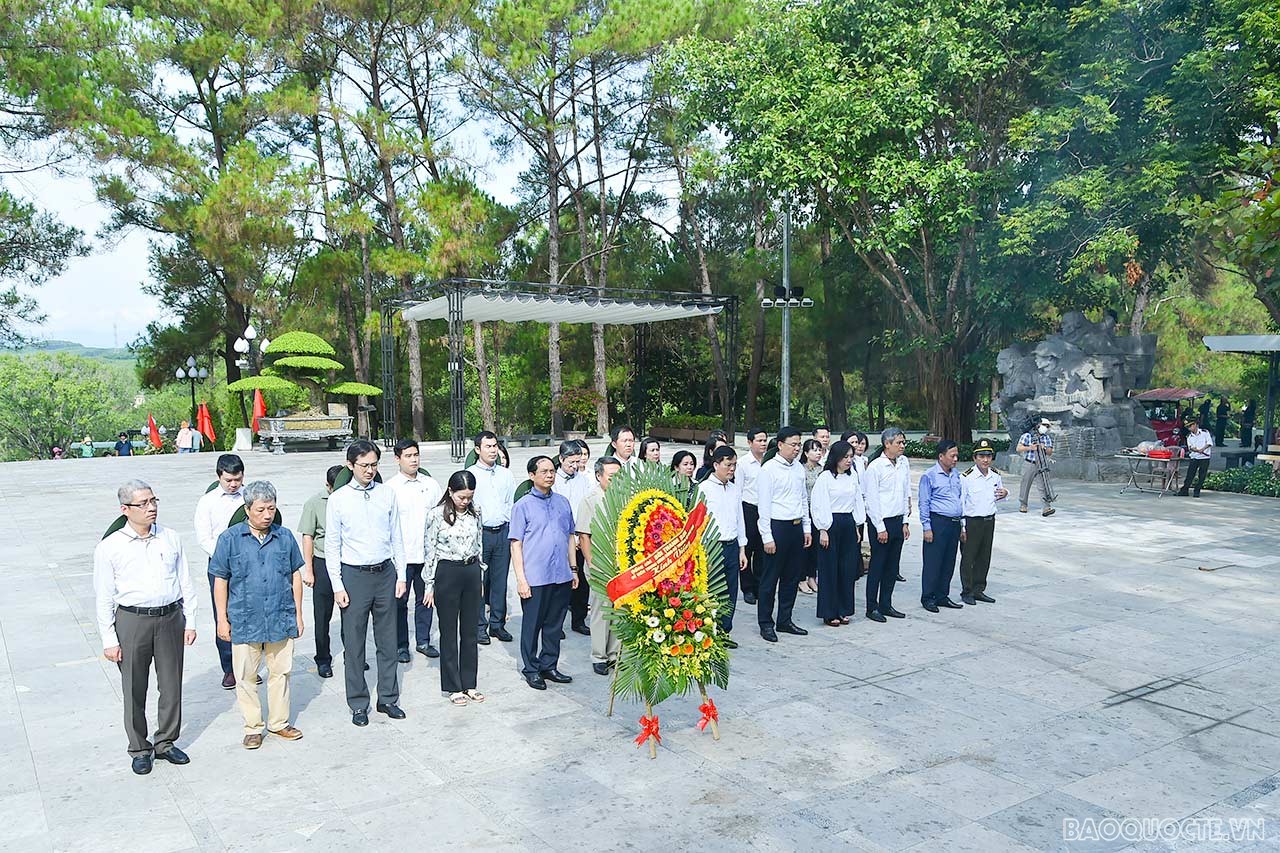 Đoàn Bộ Ngoại giao dâng hương, tri ân các anh hùng, liệt sĩ tại Nghĩa trang Trường Sơn và Thành cổ Quảng Trị