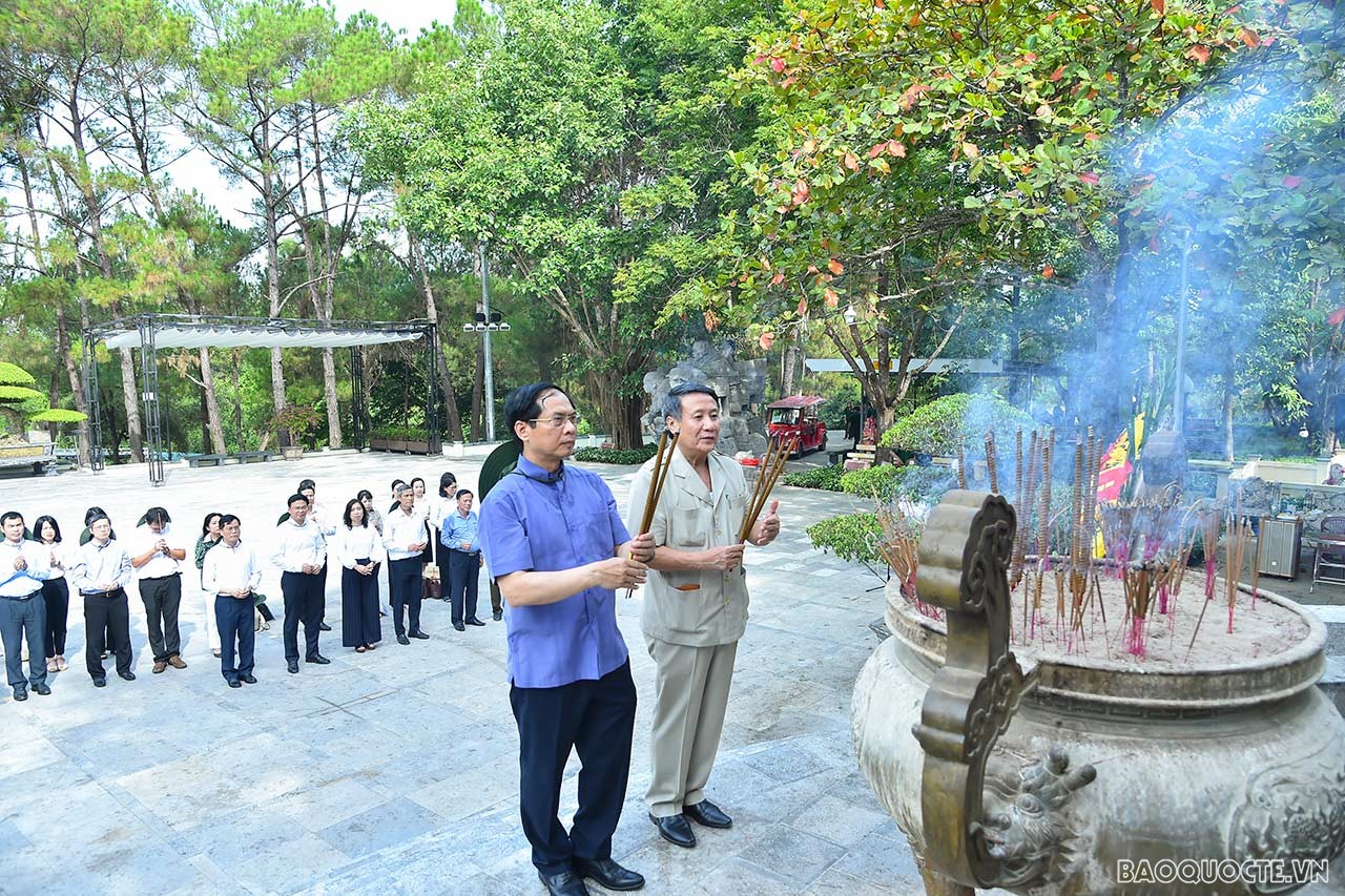 Bộ trưởng Ngoại giao Bùi Thanh Sơn và các thành viên trong Đoàn đã thành kính dâng hương hoa tưởng niệm các anh hùng liệt sĩ đã ngã xuống vì quê hương, đất nước