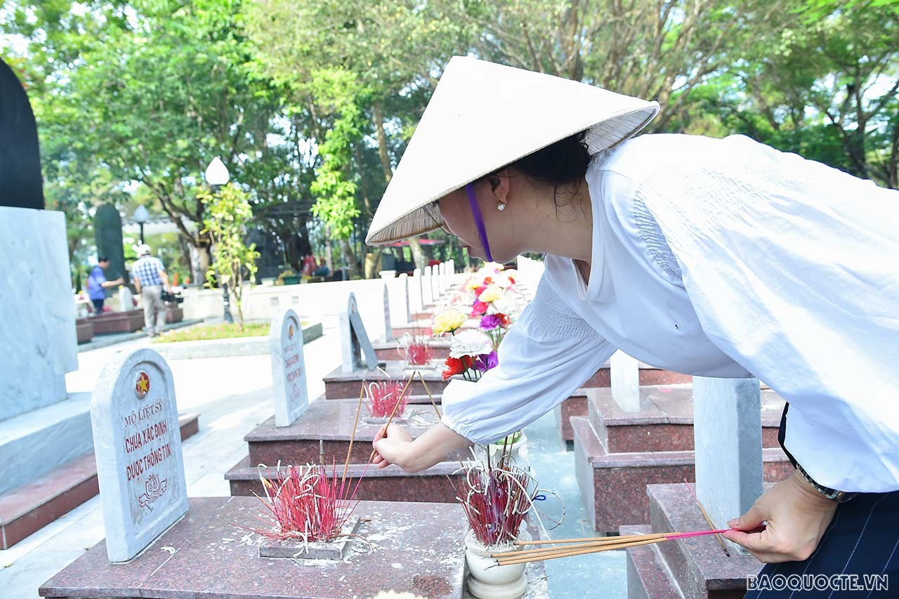 Đoàn Bộ Ngoại giao dâng hương, tri ân các anh hùng, liệt sĩ tại Nghĩa trang Trường Sơn và Thành cổ Quảng Trị