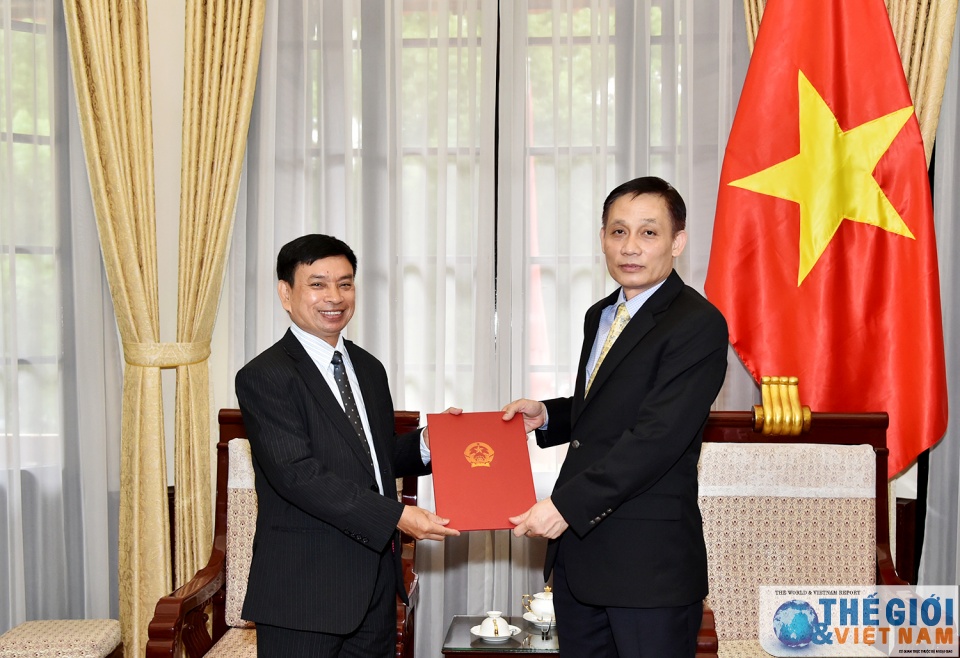 bo ngoa i giao trao quye t di nh bo nhie m can bo ca p vu