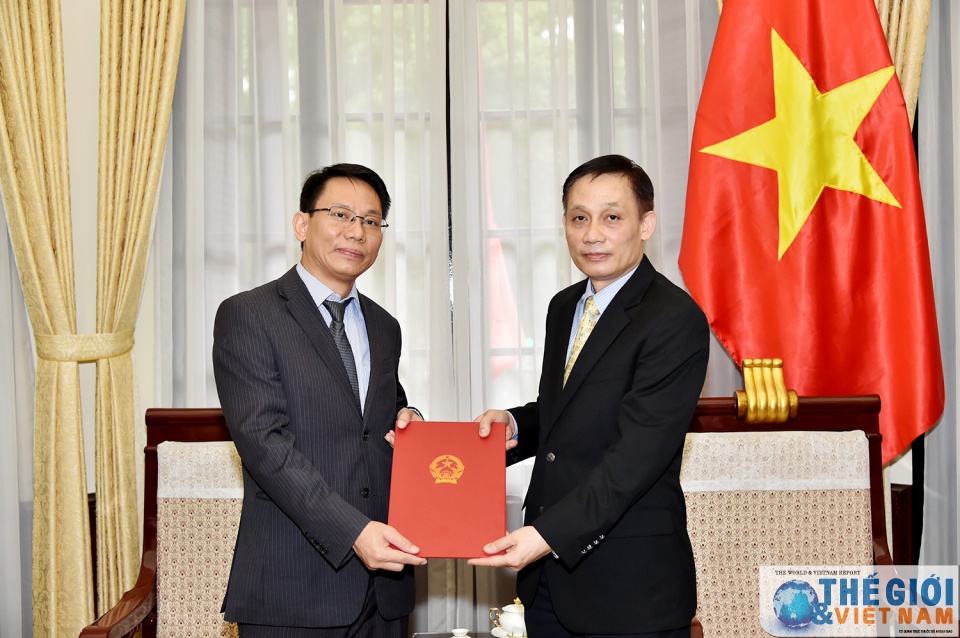 bo ngoa i giao trao quye t di nh bo nhie m can bo ca p vu