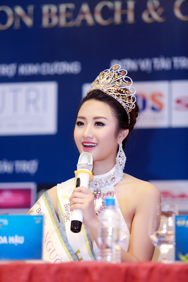 ve dep ngot ngao cua hoa hau ban sac viet toan cau