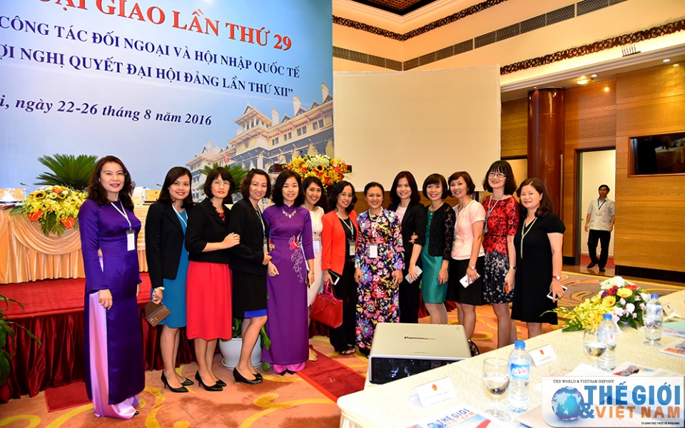 mot so hinh anh ben le hnng 29 nang cao hieu qua ngoai giao phuc vu phat trien tiep