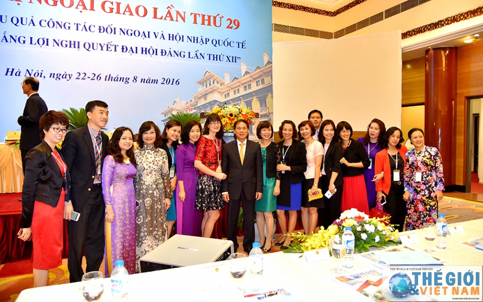 mot so hinh anh ben le hnng 29 nang cao hieu qua ngoai giao phuc vu phat trien tiep