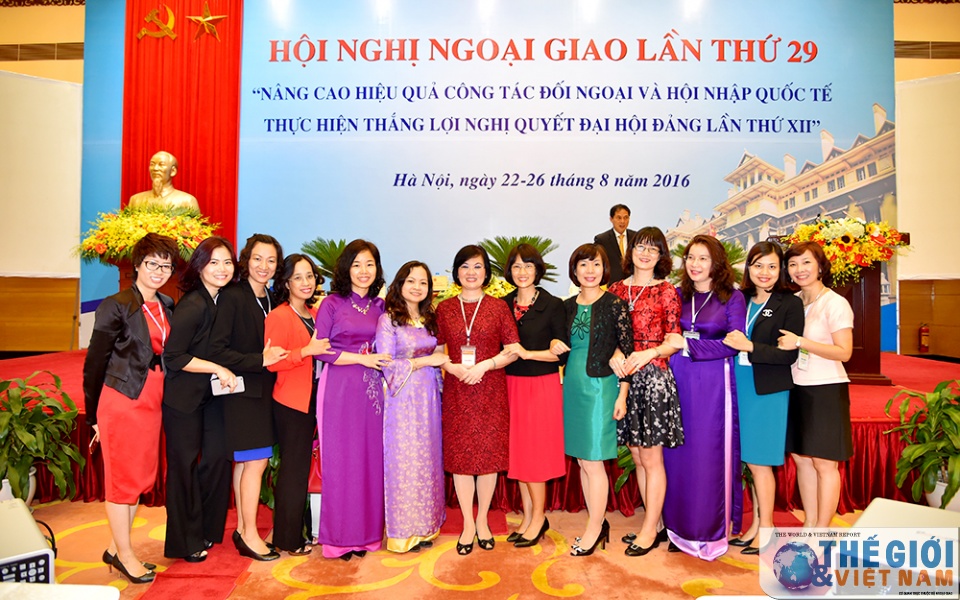 mot so hinh anh ben le hnng 29 nang cao hieu qua ngoai giao phuc vu phat trien tiep