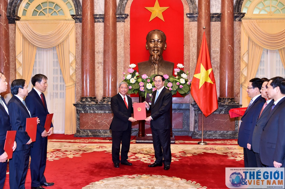 chu tich nuoc trao quyet dinh phong ham dai su cho 05 can bo ngoai giao