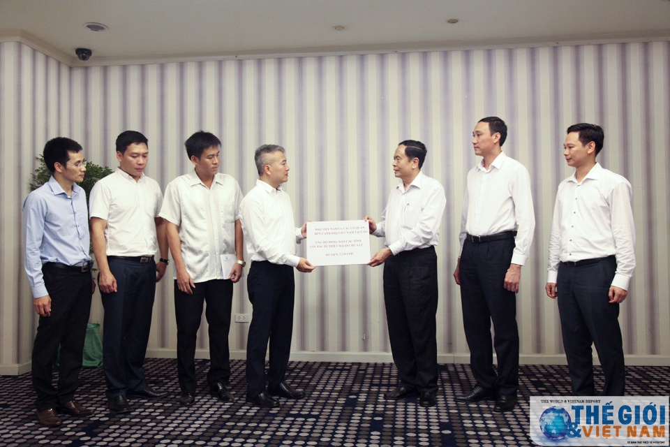 Đại sứ quán Việt Nam tại Lào ủng hộ đồng bào bị mưa lũ tin nhap 20170813144212