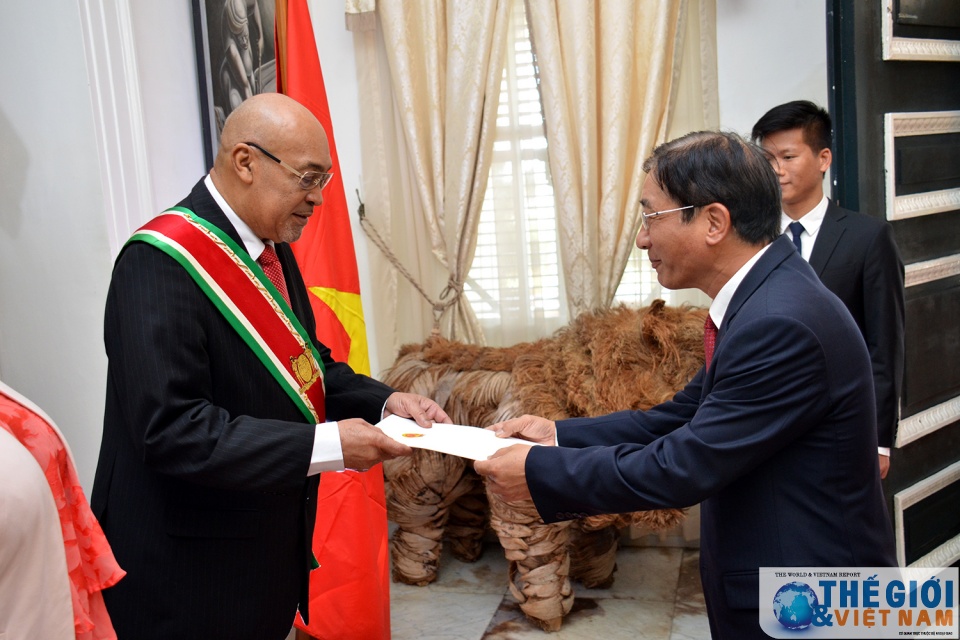 Đại sứ Việt Nam đầu tiên trình Quốc thư tại Cộng hoà Xurinam tin nhap 20170825102340
