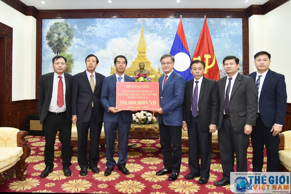 bo ngoai giao trao 350 trieu dong ung ho nhan dan lao sau su co vo dap