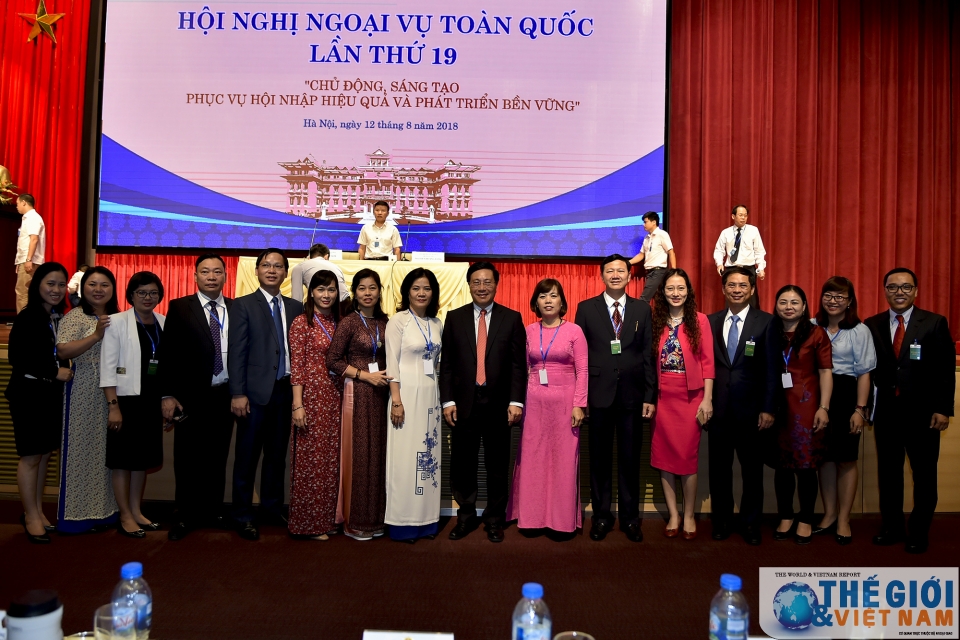 nhung hinh anh ben le hoi nghi ngoai vu lan thu 19