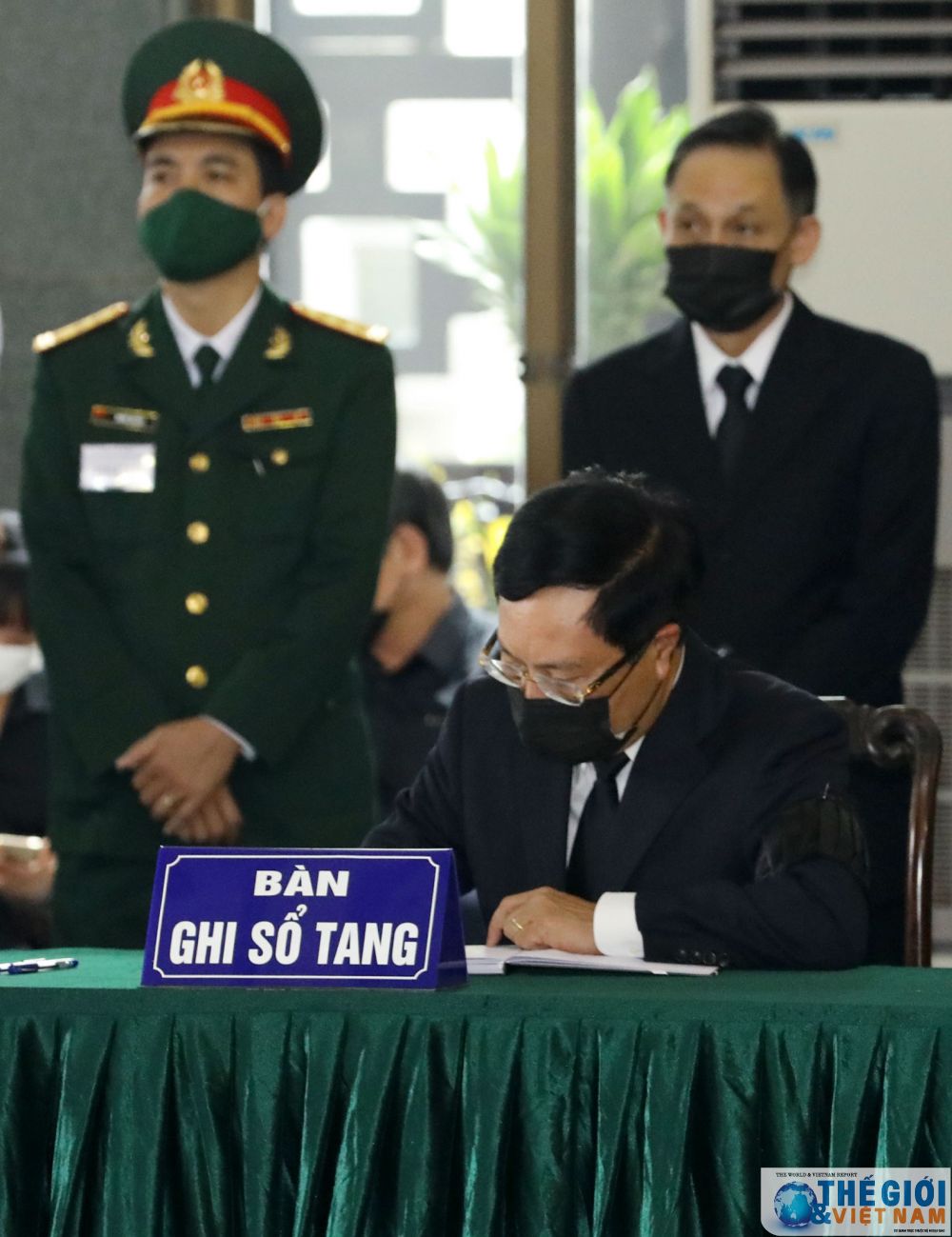 doan lanh dao bo ngoai giao vieng nguyen tong bi thu le kha phieu