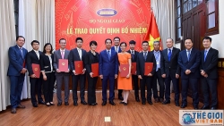 Trao quyết định bổ nhiệm cán bộ cấp Vụ và Tập sự cấp Vụ của Bộ Ngoại giao