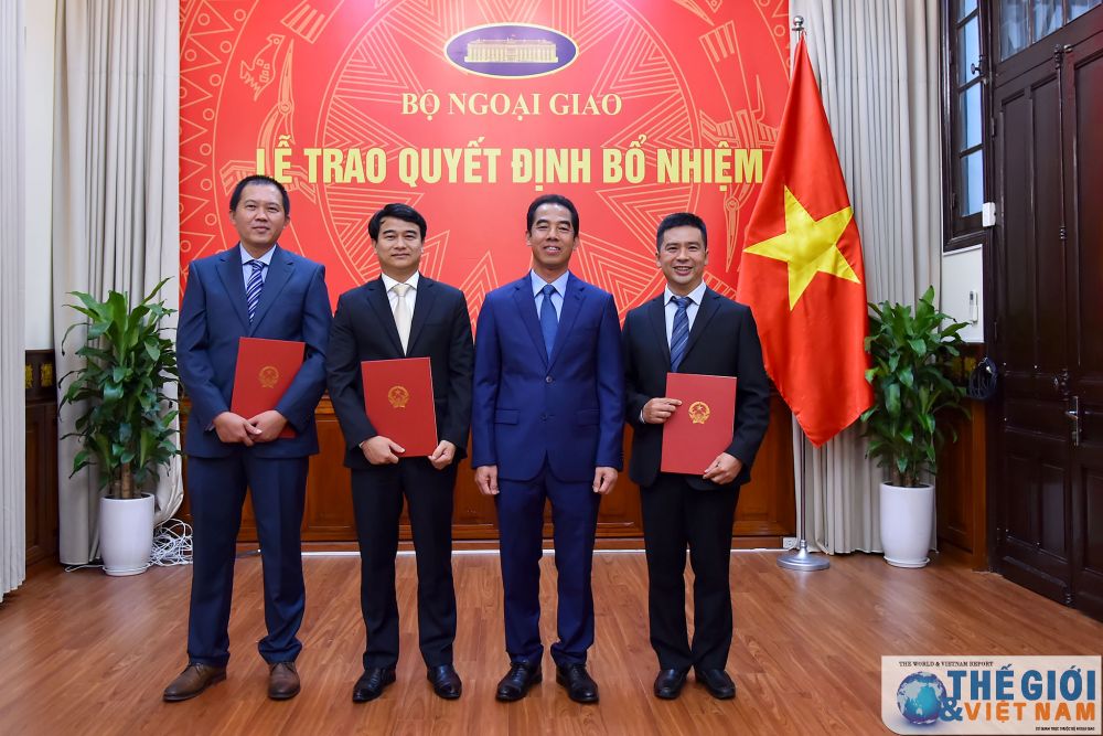 trao-quyet-dinh-bo-nhiem-can-bo-cap-vu-va-tap-su-cap-vu-cua-bo-ngoai-giao-10