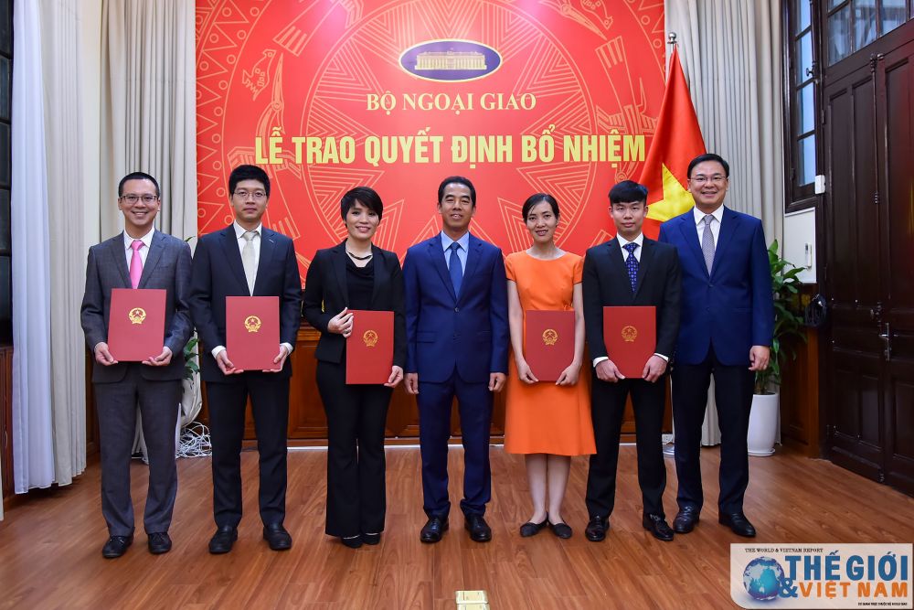 trao-quyet-dinh-bo-nhiem-can-bo-cap-vu-va-tap-su-cap-vu-cua-bo-ngoai-giao-12