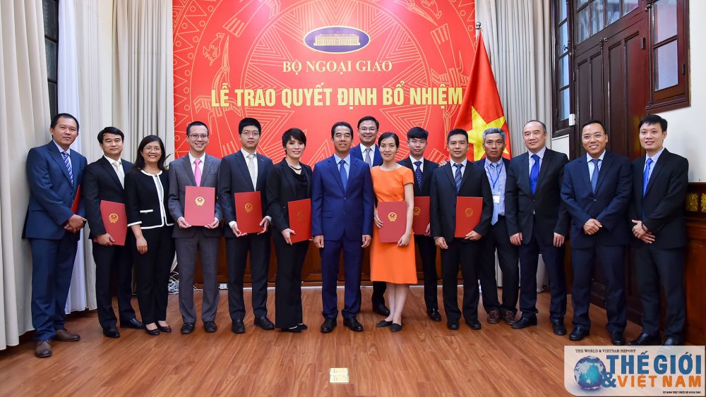 trao-quyet-dinh-bo-nhiem-can-bo-cap-vu-va-tap-su-cap-vu-cua-bo-ngoai-giao-13