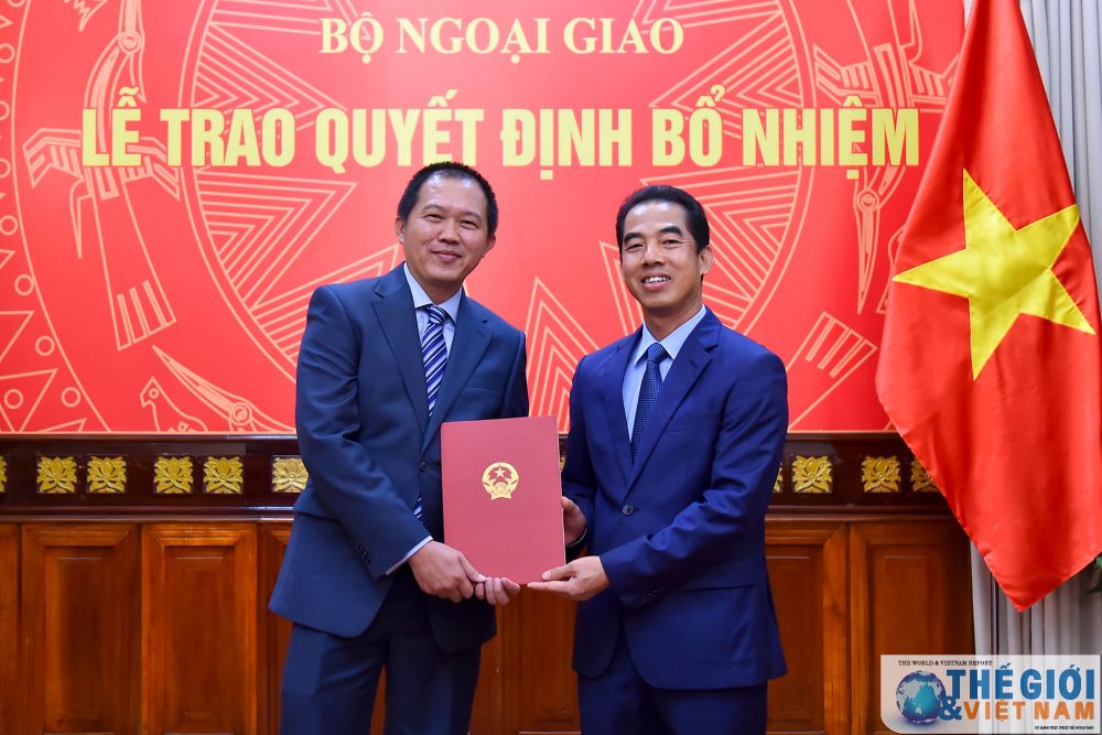 trao-quyet-dinh-bo-nhiem-can-bo-cap-vu-va-tap-su-cap-vu-cua-bo-ngoai-giao-2