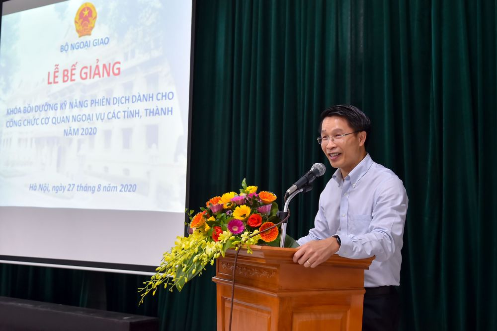 Ông Phạm Bình Đàm, Giám đốc Trung tâm Biên-Phiên dịch Quốc gia phát biểu đánh giá cao tinh thần học tập của các học viên. be-giang-khoa-boi-duong-ky-nang-phien-dich-cho-can-bo-ngoai-vu-cac-dia-phuong-2