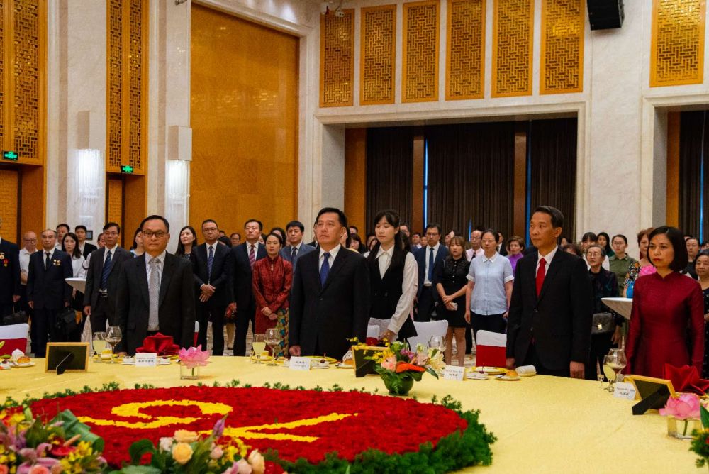 ky-niem-75-nam-quoc-khanh-29-tai-con-minh-trung-quoc-2