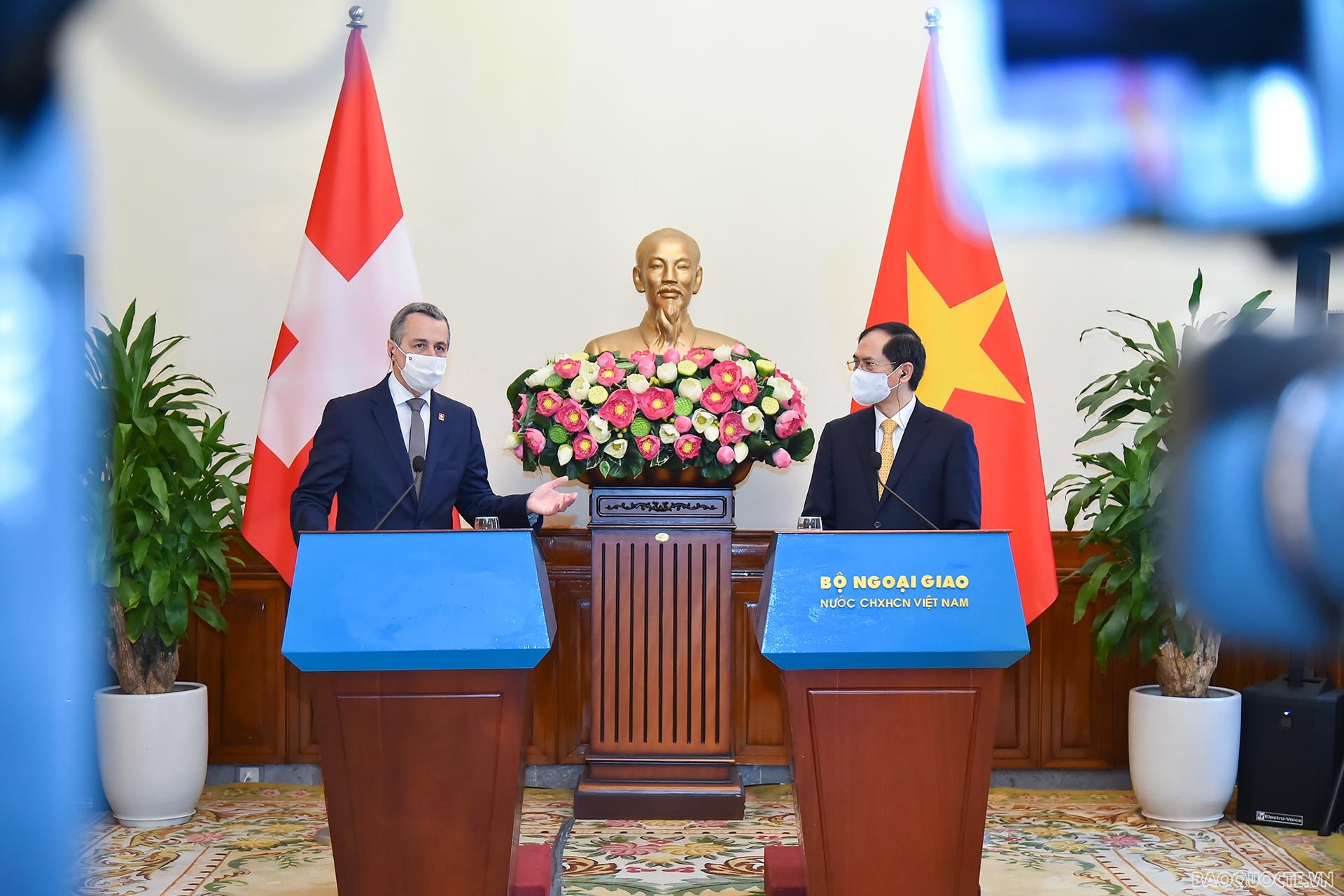 Trong lĩnh vực đầu tư, theo thống kê của Cục Đầu tư nước ngoài, Bộ Kế hoạch và Đầu tư, tính đến tháng 5/2021, Thụy Sỹ có 177 dự án đầu tư trực tiếp tại Việt Nam với tổng vốn đăng ký khoảng 1,9 tỷ USD, đứng thứ 20 trong số 140 quốc gia và vùng lãnh thổ có vốn đầu tư trực tiếp vào Việt Nam. Trong lĩnh vực đầu tư, theo thống kê của Cục Đầu tư nước ngoài, Bộ Kế hoạch và Đầu tư, tính đến tháng 5/2021, Thụy Sỹ có 177 dự án đầu tư trực tiếp tại Việt Nam với tổng vốn đăng ký khoảng 1,9 tỷ USD, đứng thứ 20 trong số 140 quốc gia và vùng lãnh thổ có