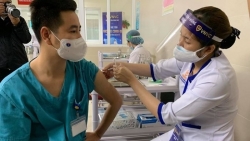 Những đối tượng nào phải trì hoãn tiêm vaccine Covid-19?