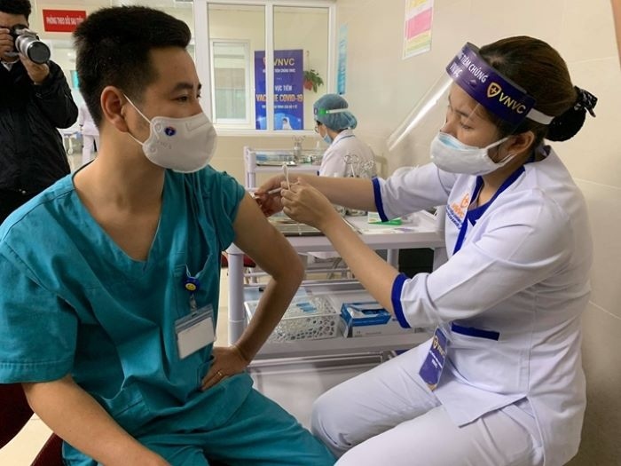 Người mắc viêm gan B khi tiêm vaccine phòng Covid-19 được theo dõi như người không mắc bệnh. (Nguồn: SK&ĐS)