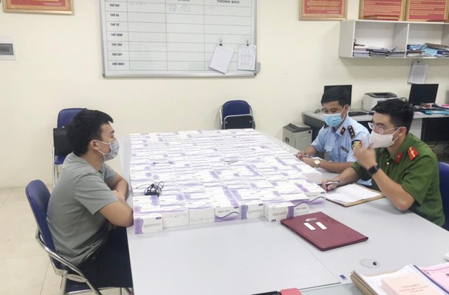 Cơ quan công an làm việc với anh Đoàn Xuân Thủy về số bộ kit test nhanh Covid-19 vừa bị phát hiện. (Nguồn: SK&ĐS)