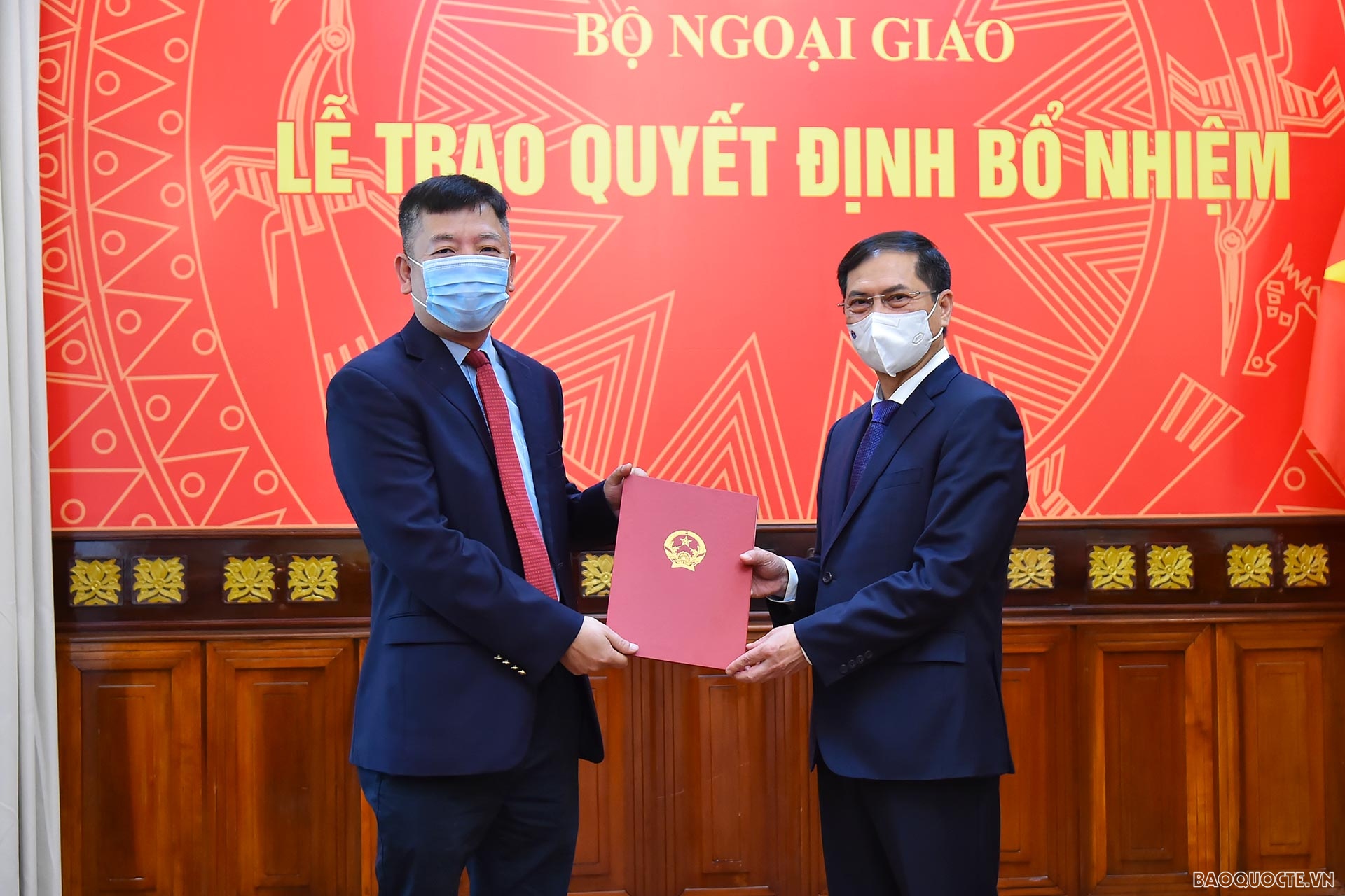 Ủy viên Trung ương Đảng, Bộ trưởng Ngoại giao Bùi Thanh Sơn trao quyết định bổ nhiệm ông Vũ Hồ, Vụ trưởng Vụ ASEAN làm Phó Trưởng SOM ASEAN.