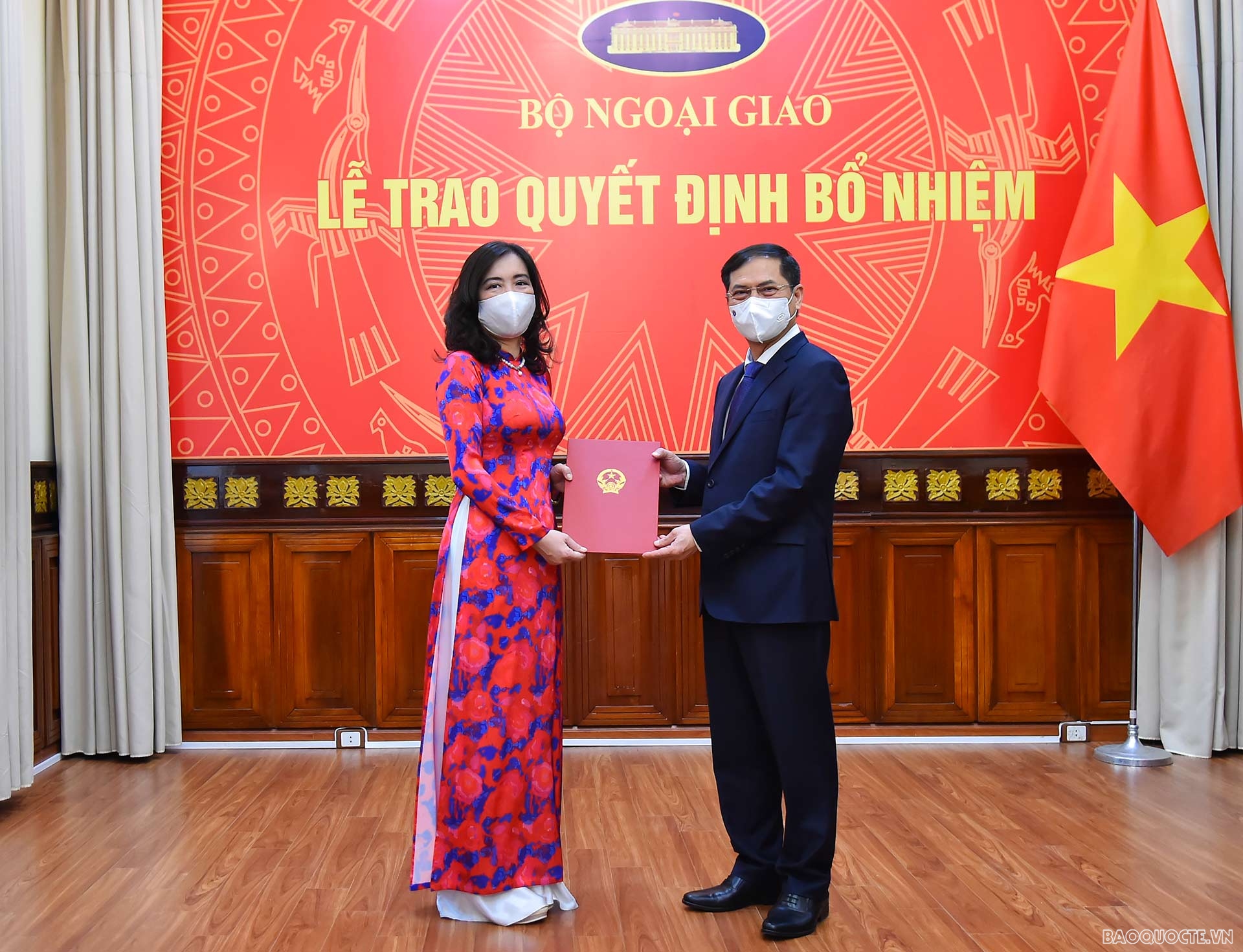 Tại buổi lễ, Ủy viên Trung ương Đảng, Bộ trưởng Ngoại giao Bùi Thanh Sơn trao quyết định bổ nhiệm bà Lê Thị Thu Hằng, Vụ trưởng Vụ Thông tin Báo chí, giữ chức Trợ lý Bộ trưởng kiêm Vụ trưởng Vụ Thông tin Báo chí.
