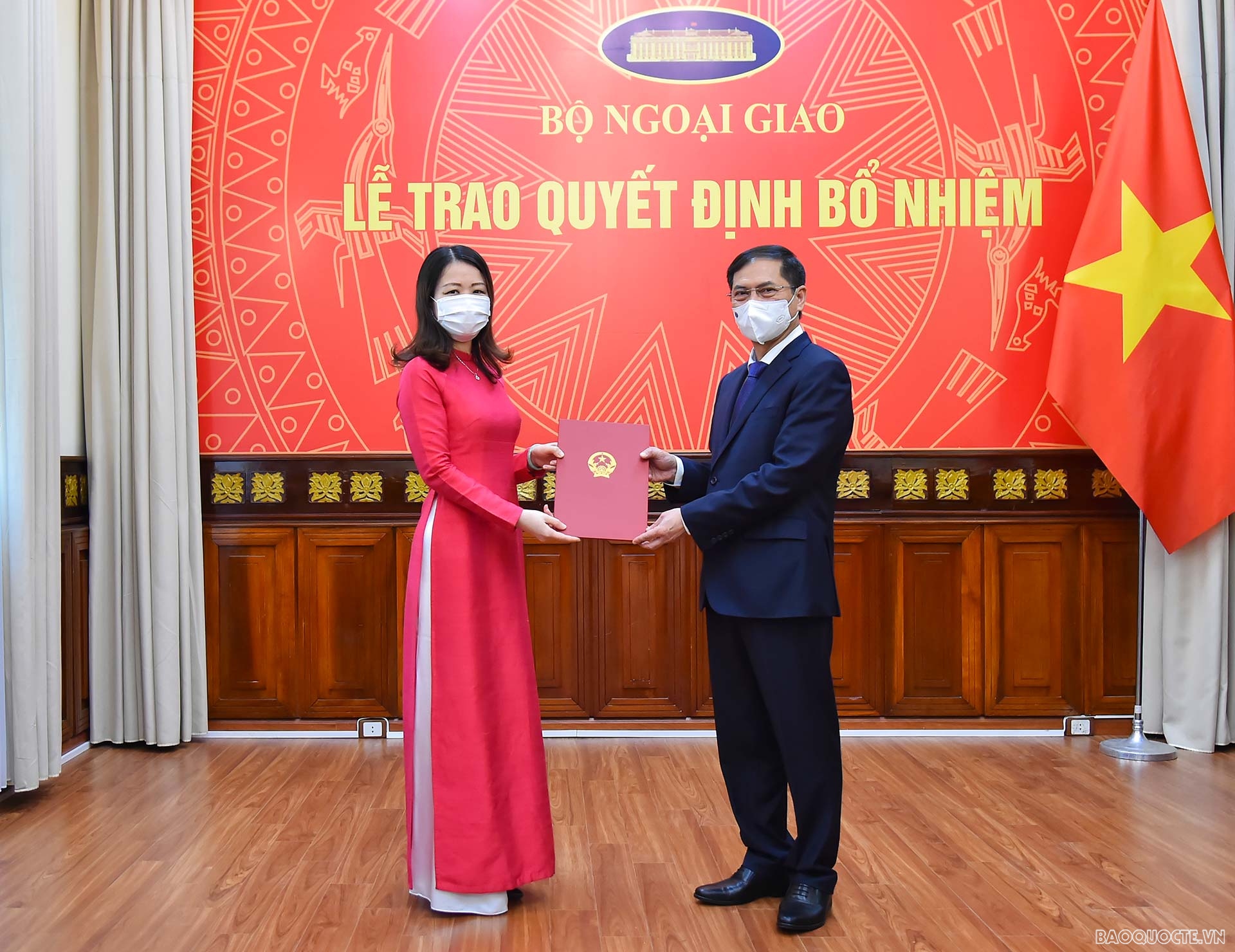 Ủy viên Trung ương Đảng, Bộ trưởng Ngoại giao Bùi Thanh Sơn trao quyết định bổ nhiệm bà Nguyễn Minh Hằng, Vụ trưởng Vụ Tổng hợp kinh tế, giữ chức Trợ lý Bộ trưởng kiêm Vụ trưởng Vụ Tổng hợp kinh tế.