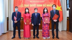 Bộ trưởng Ngoại giao Bùi Thanh Sơn trao quyết định bổ nhiệm 3 Trợ lý Bộ trưởng và Phó Trưởng SOM ASEAN