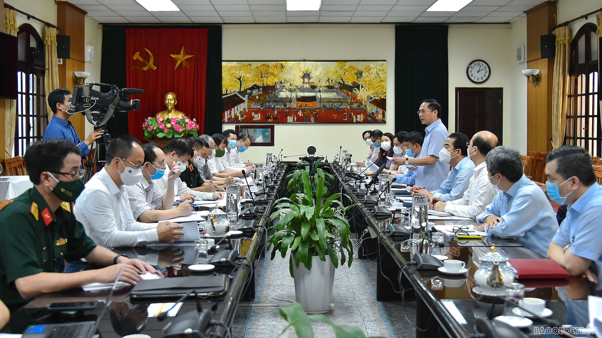 Bộ trưởng Bùi Thanh Sơn: tình hình cấp bách hiện nay, phương châm của ngoại giao vaccine là chủ động tiến công. (Ảnh: Tuấn Anh)
