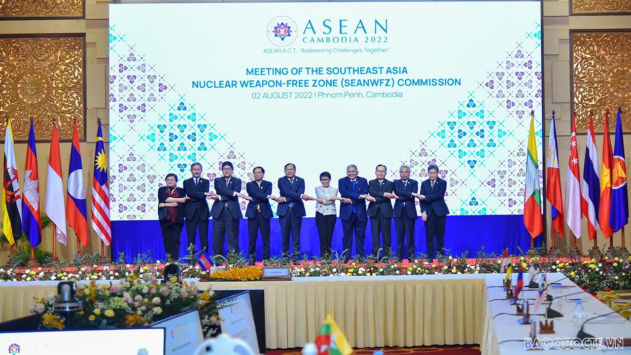 Ngày 2/8, tại Phnom Penh, Campuchia, Bộ trưởng Ngoại giao Bùi Thanh Sơn dẫn đầu đoàn Việt Nam tham dự Hội nghị Ủy ban Hiệp ước Khu vực Đông Nam Á không có vũ khí hạt nhân (SEANWFZ). (Ảnh: Tuấn Anh)