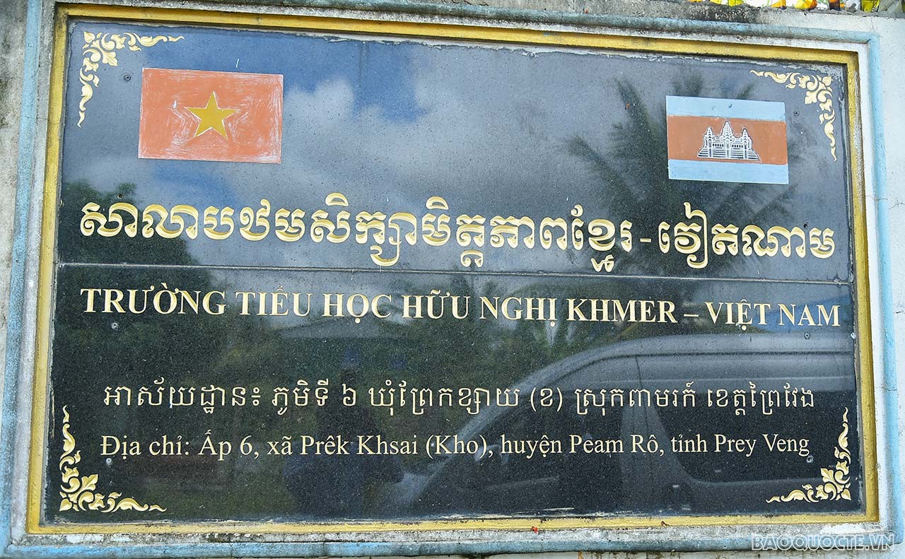 Phu nhân Bộ trưởng Ngoại giao Bùi Thanh Sơn thăm, tặng quà các học sinh Trường Tiểu học Hữu nghị Khmer - Việt Nam tại Campuchia Phu nhân Bộ trưởng Ngoại giao Bùi Thanh Sơn thăm, tặng quà các học sinh Trường Tiểu học Hữu nghị Khmer - Việt Nam tại Campuchia